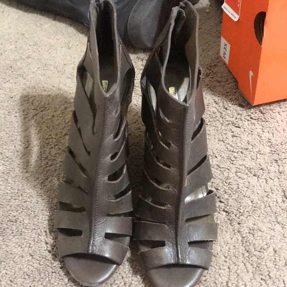 BCBG HEELS - Picture 1 of 3